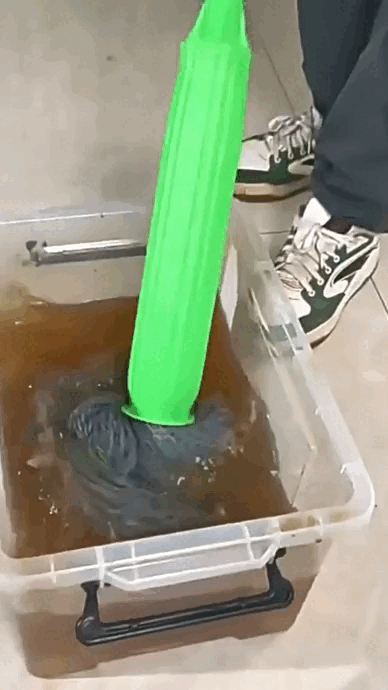 Self-twisting Water Rotating Mop